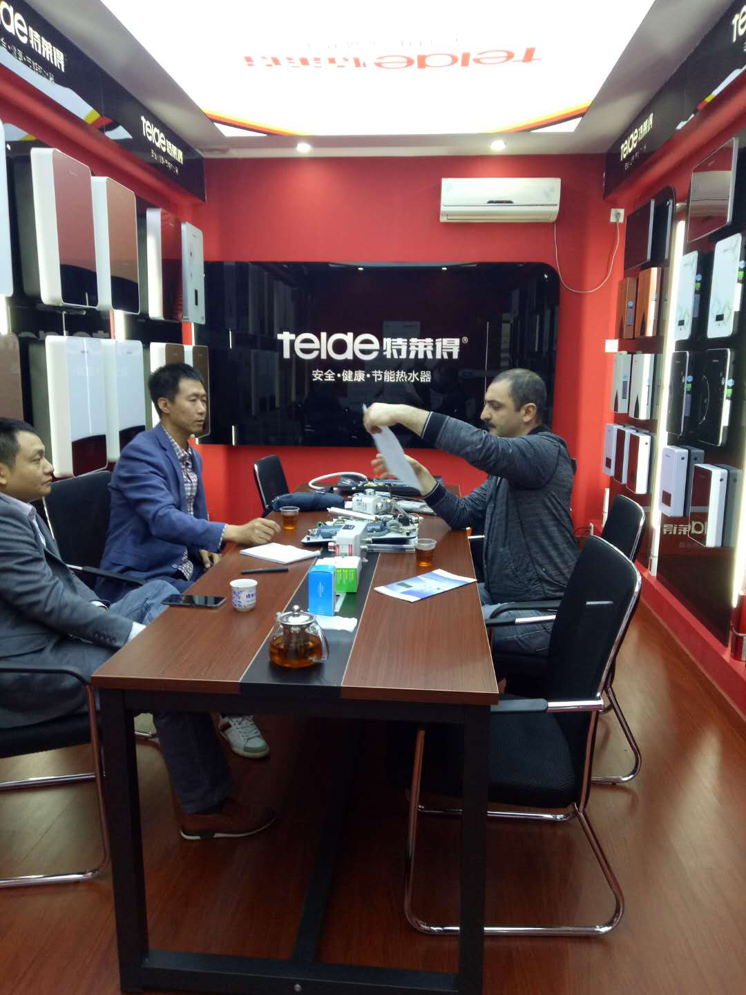 烈歡迎俄羅斯客戶蒞臨我司，恭賀成功簽約！